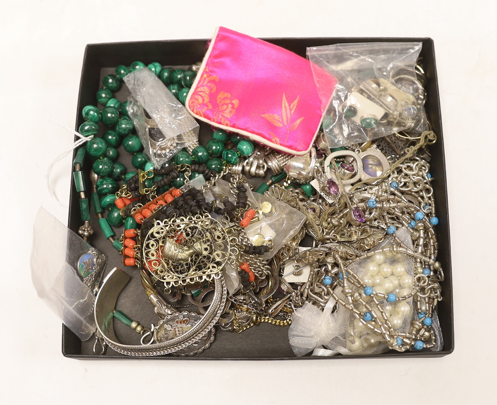 A mixed group of silver, white metal and other jewellery, including a malachite necklace.